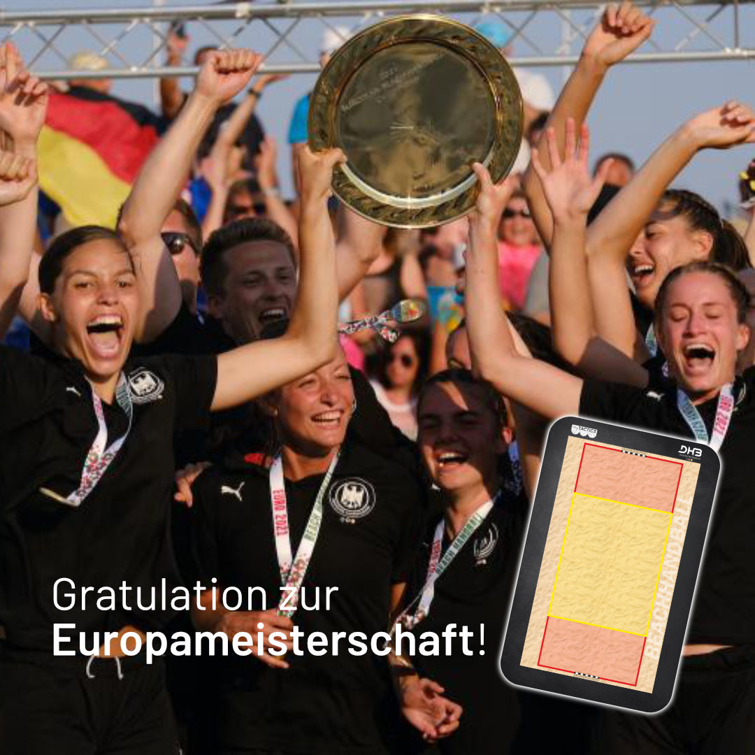 Beachhandball-Taktikboard mit gelbem Taktikplan in Halterung, bei Jubelteam