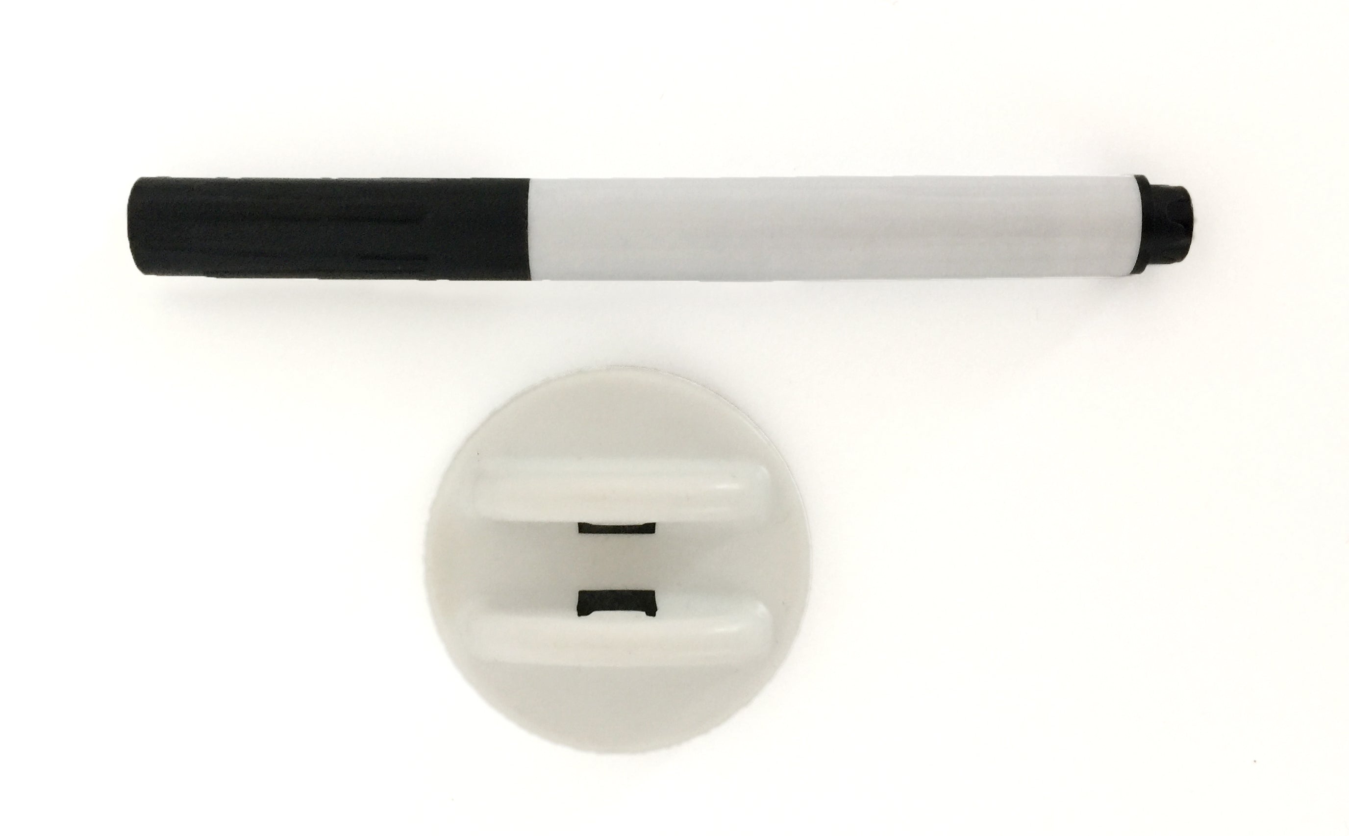 Whiteboard marker with cleaning sponge
