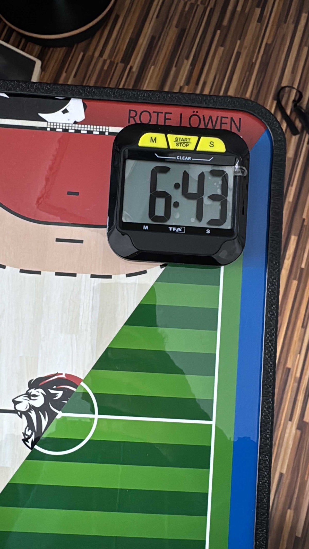 Magnetische Stoppuhr mit großem LCD-Display und gelben START/STOP- sowie CLEAR-Tasten