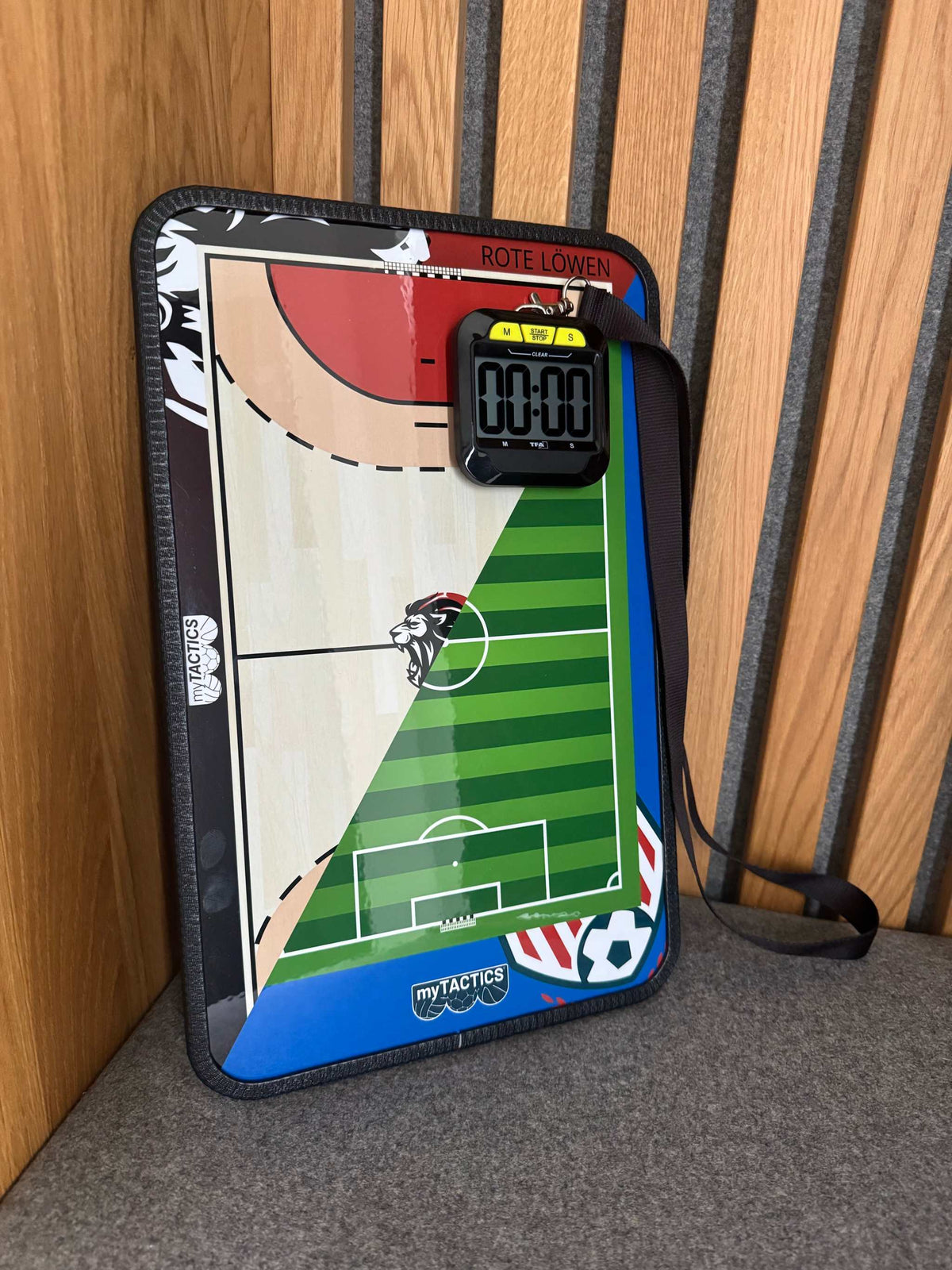 Magnetische Stoppuhr mit LCD-Display und gelben M-/S-Tasten am schwarzen Rahmen